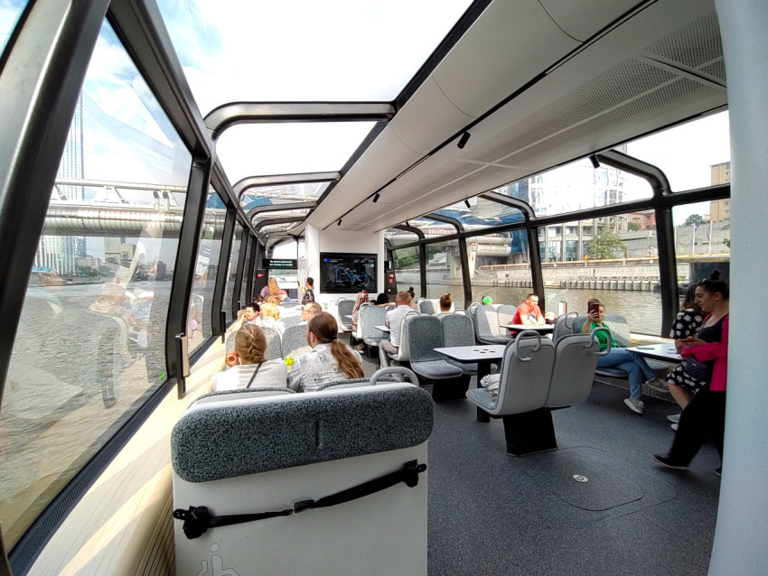 Интерьер речного трамвая с панорамными окнами