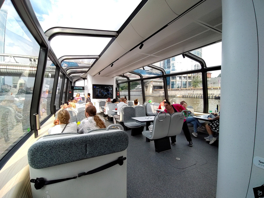 Салон речного трамвая во время прогулки по Москве-реке