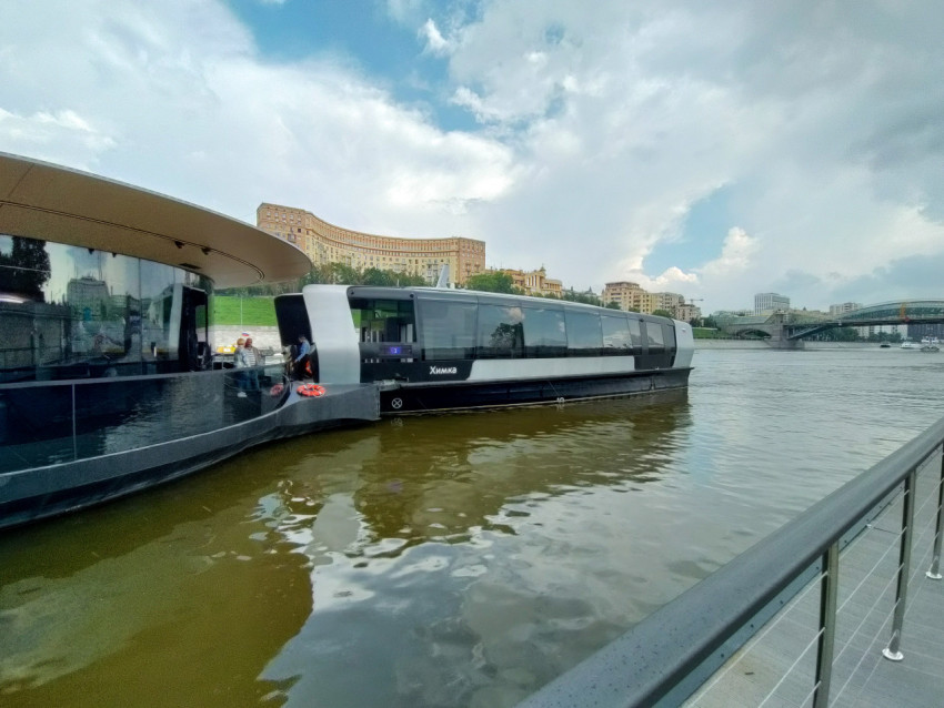 Электросудно «Химка», пришвартованное у причала на Москве-реке