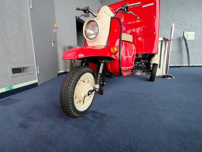 Общий вид мотороллера «Муравей» с грузовым кузовом в интерьере