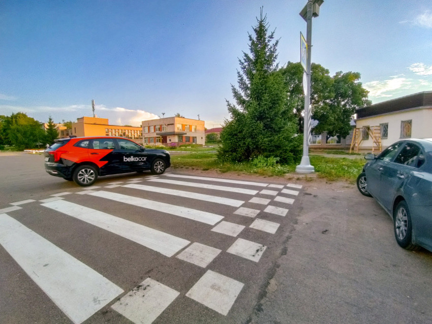 Разметка пешеходного перехода и автомобиль BelkaCar у края проезжей части