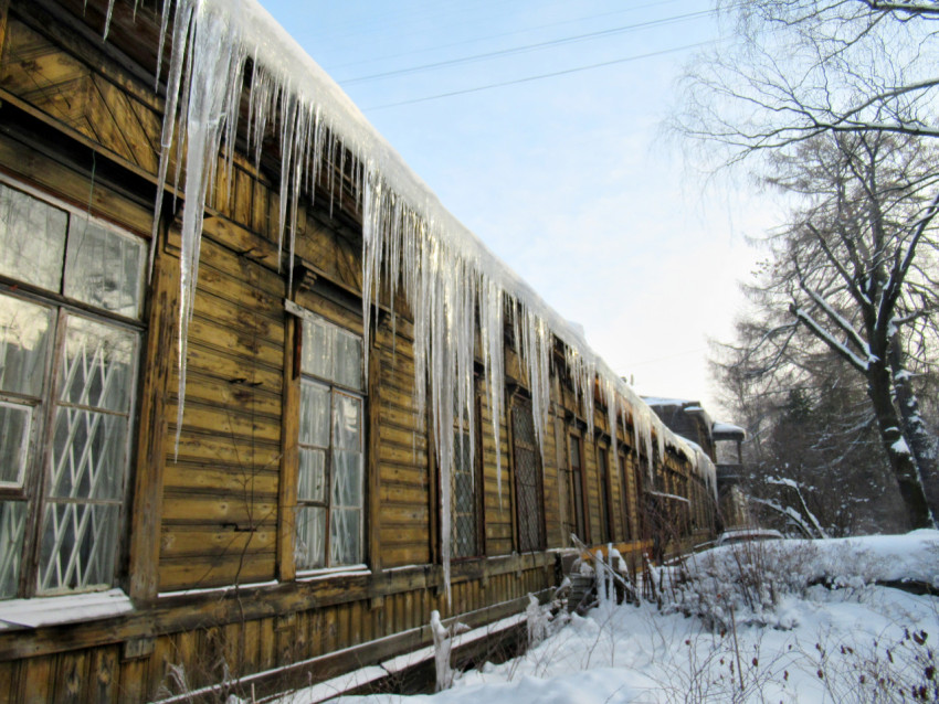 IMG 2039 wooden house with icicles on the roof