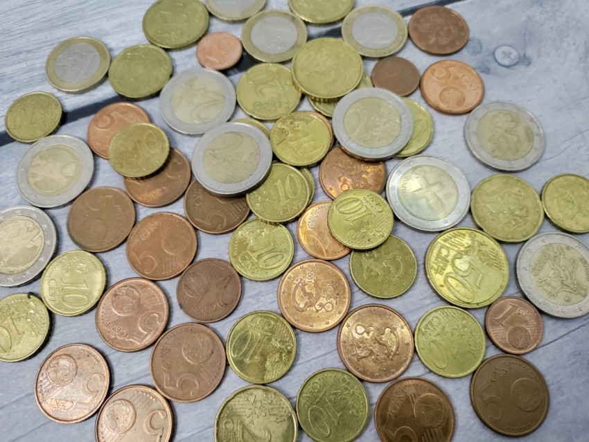 Россыпь монет евро на деревянной поверхности