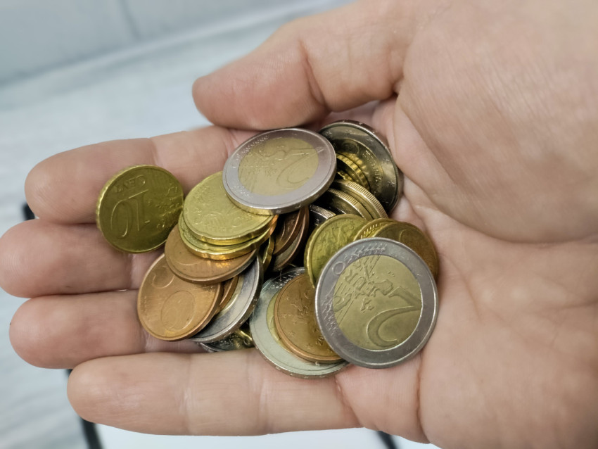 Евромонеты разных номиналов в руке