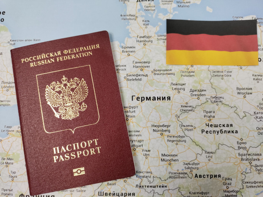 Паспорт России и флаг Германии на карте Европы