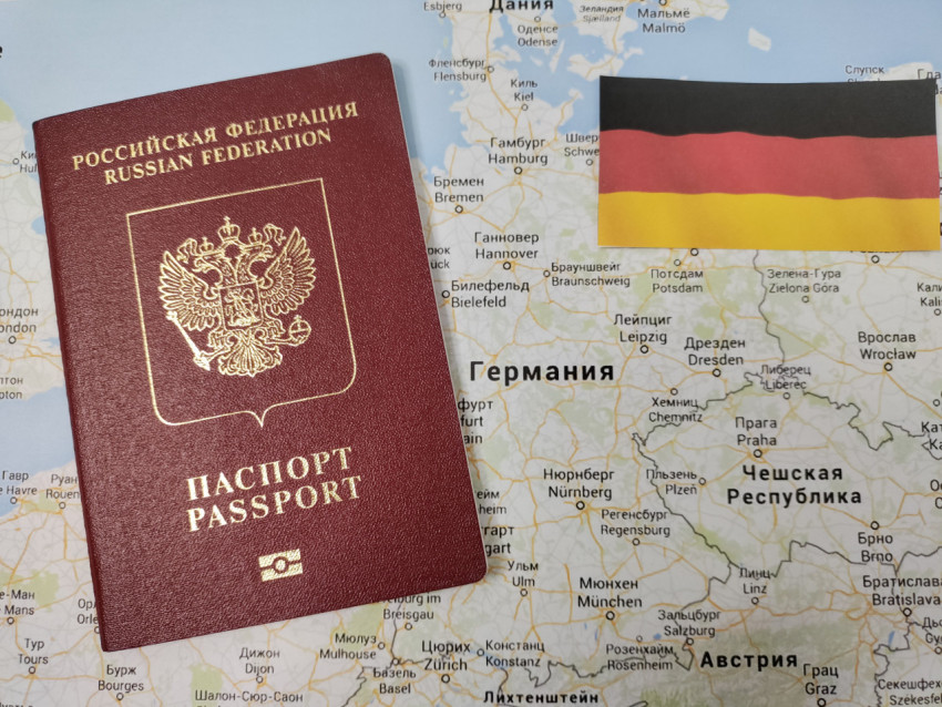 Заграничный паспорт России на карте Германии с флагом