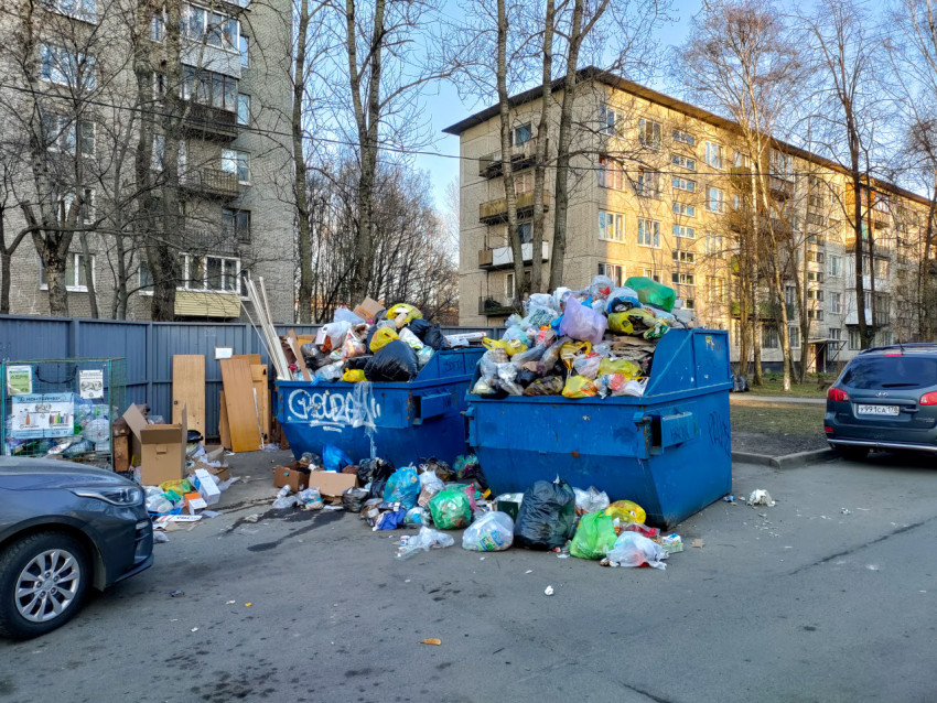 Загромождённая мусором контейнерная площадка во дворе