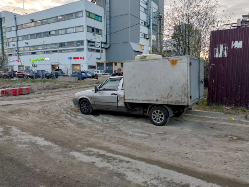 Грузовой автомобиль с изотермическим фургоном припаркован на обочине
