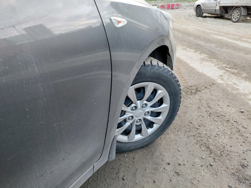 Переднее колесо автомобиля Kia с зимней шиной