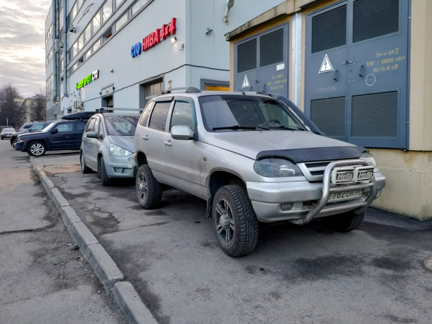 Автомобиль Chevrolet Niva припаркован у автосервиса