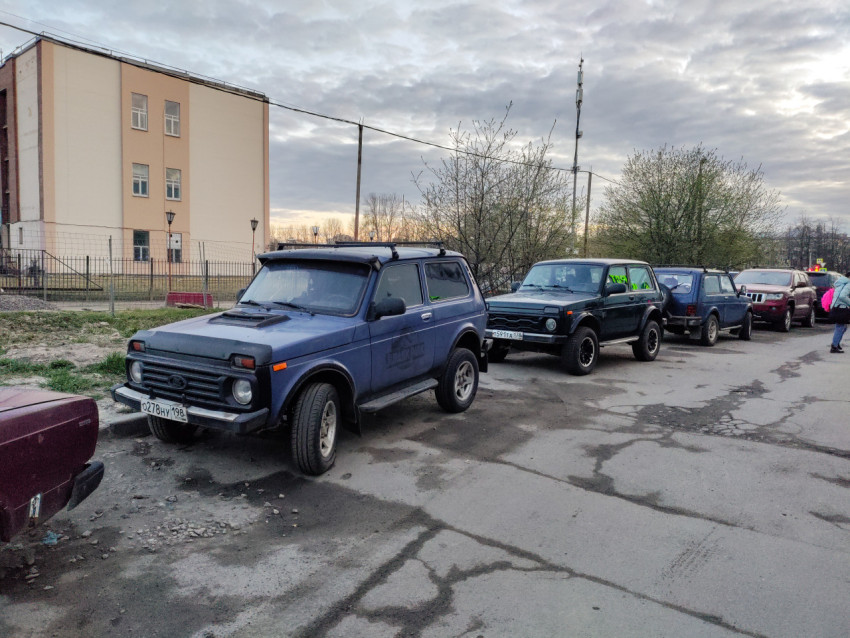 Несколько автомобилей Lada 4x4 припаркованы вдоль улицы