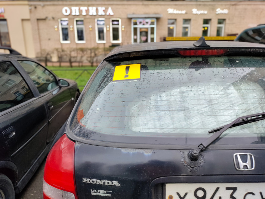 Наклейка начинающего водителя на автомобиле Honda