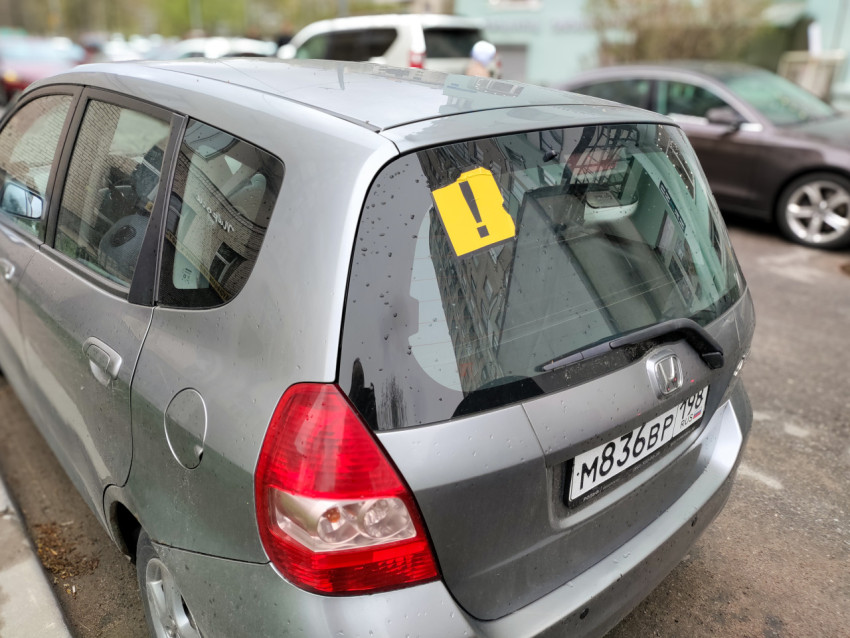 Наклейка начинающего водителя на стекле Honda Jazz