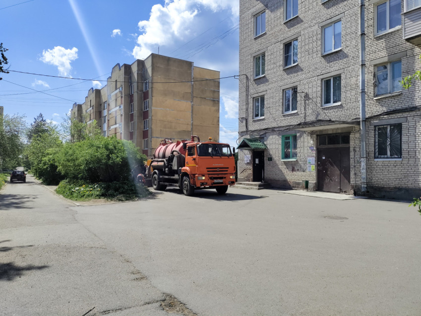 Коммунальная цистерна на дворовом проезде у жилого дома