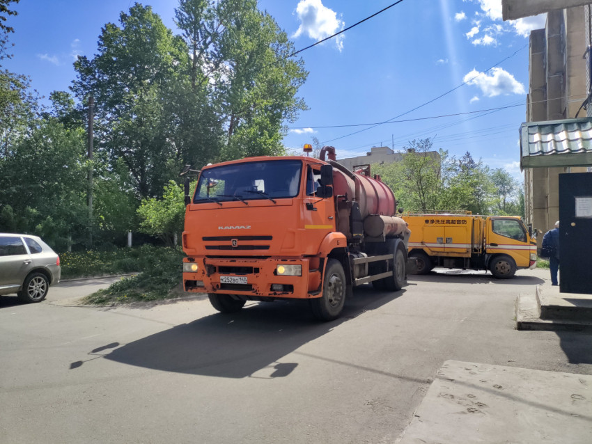 КамАЗ-ассенизатор с цистерной у подъезда, манёвр во дворе