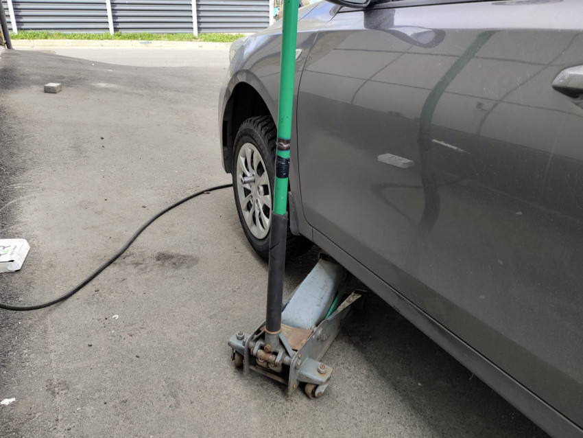 Автомобиль Kia на домкрате во время обслуживания