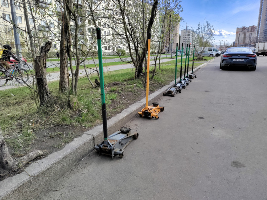 Гидравлические домкраты у обочины