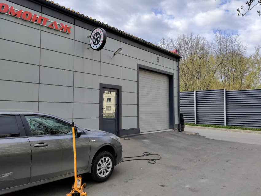 Автомобиль у здания шиномонтажа