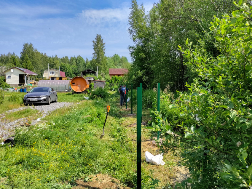 Установка металлических столбов для забора вдоль участка