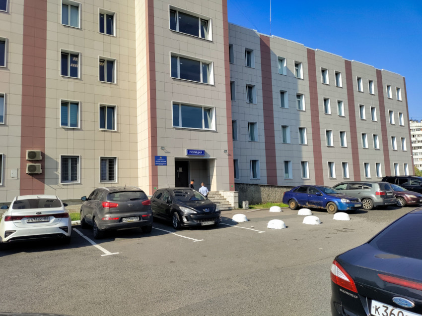 Здание отдела полиции с парковкой у входа