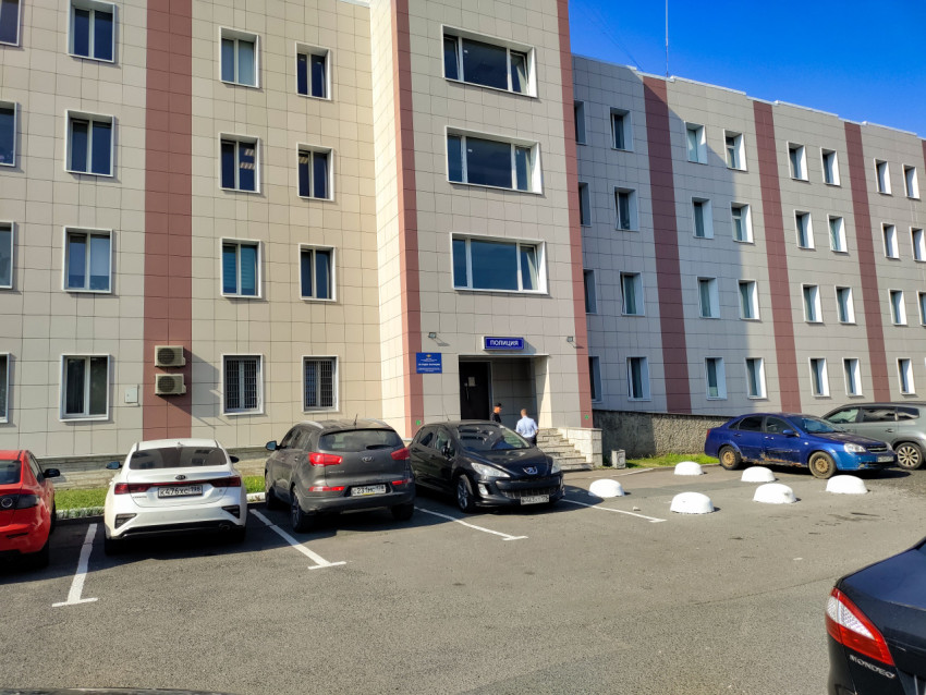 Фасад полицейского здания с припаркованными автомобилями