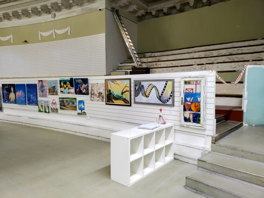 Экспозиция современной живописи в выставочном зале