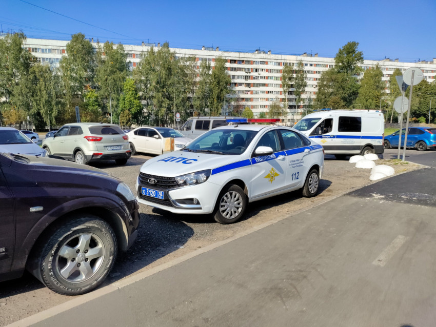 Служебный автомобиль ДПС у жилого дома