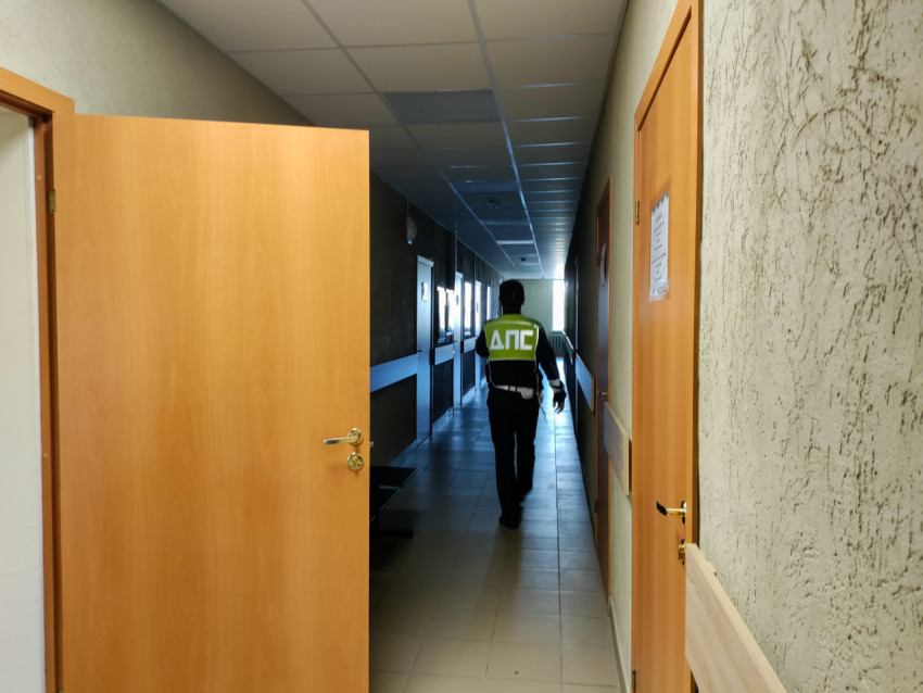 Сотрудник дорожной полиции в коридоре административного здания