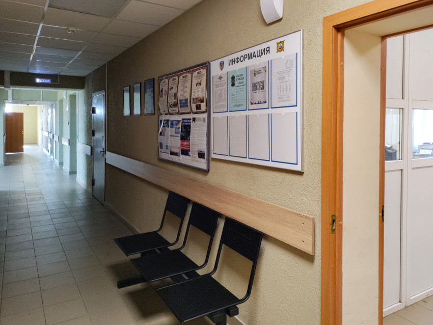 Коридор административного здания с информационным стендом