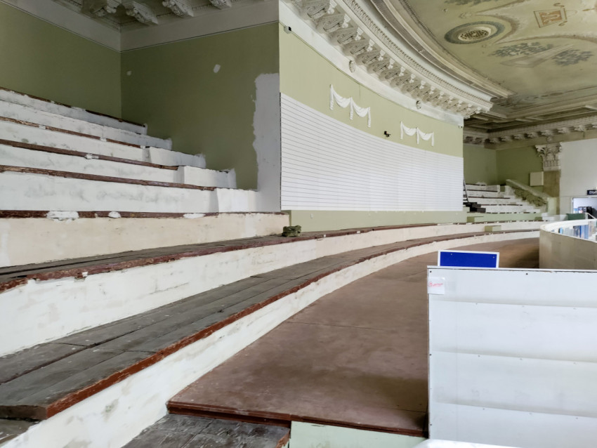 Амфитеатр с деревянными скамьями в зале ДК Крупской