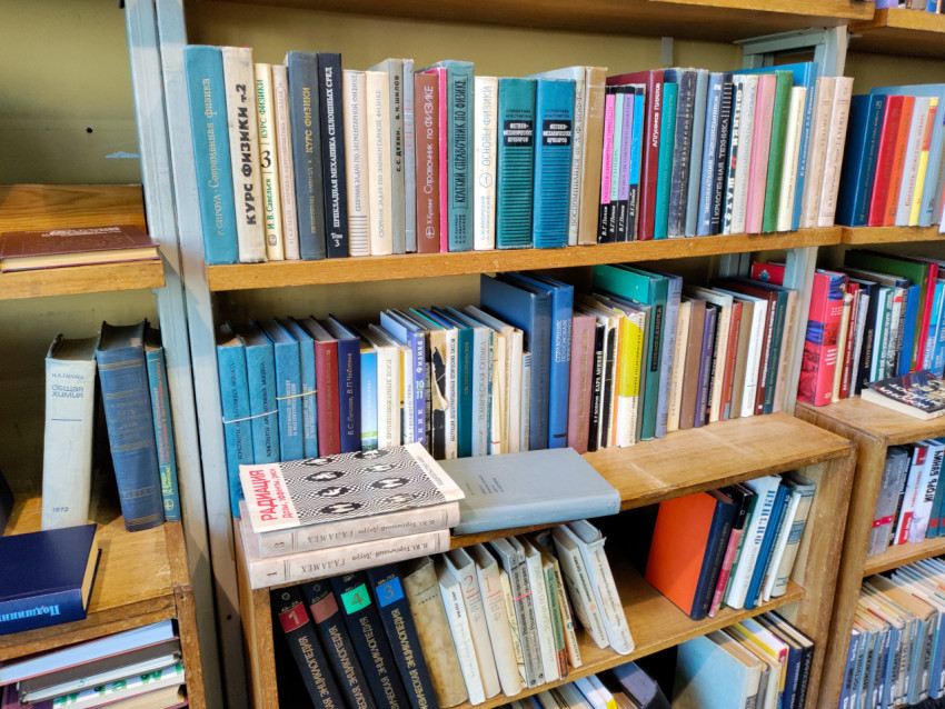Книжные полки с учебниками по физике и химии