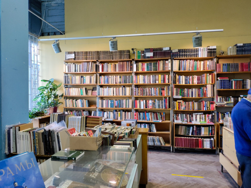 Внутренний зал магазина «Старая книга» в Петербурге