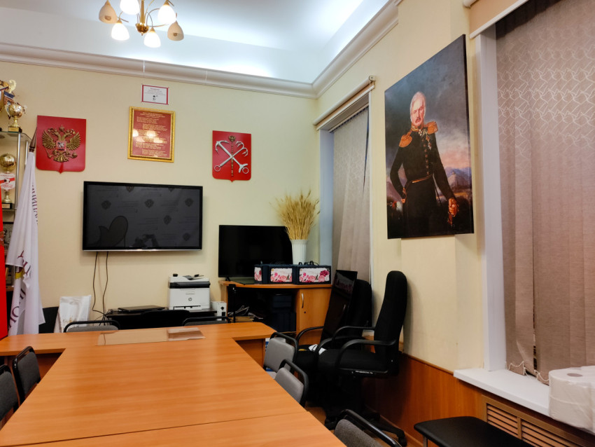 Конференц-зал районной администрации с портретом военного деятеля