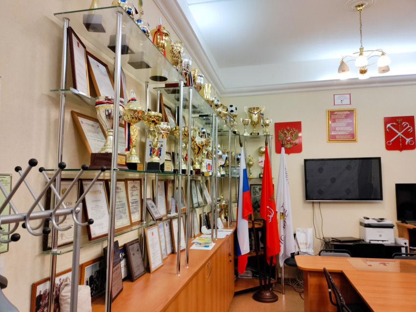 Витрина с кубками и грамотами в административном кабинете
