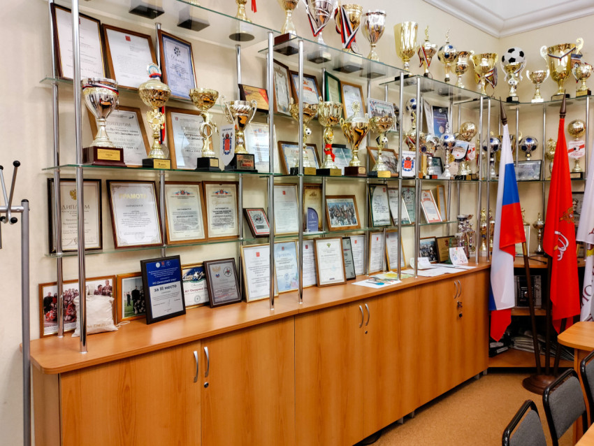 Витрина с наградами в помещении районной администрации