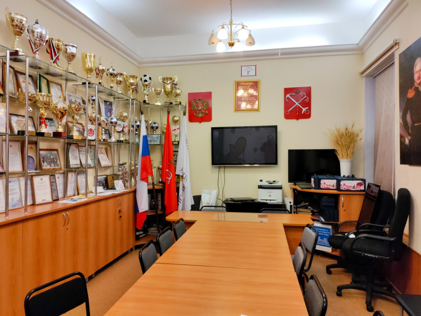 Зал районной администрации с символикой и наградной витриной