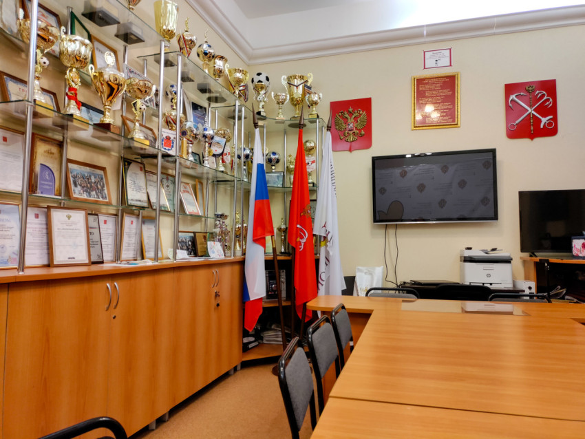 Кубки и флаги рядом с телевизионной панелью