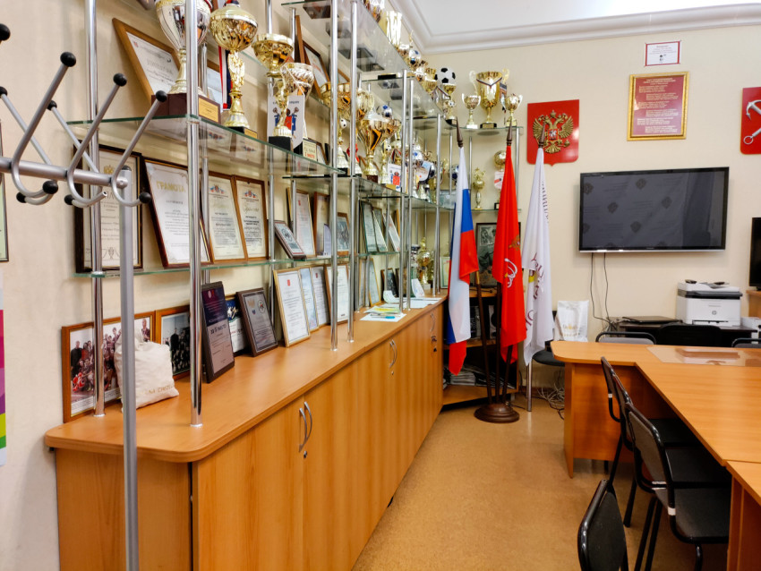 Дипломы и спортивные награды на стеклянных полках