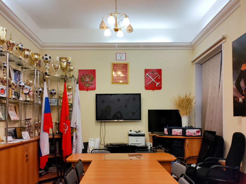 Конференц-зал районной администрации с государственной и региональной символикой