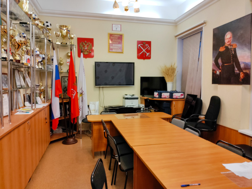 Административный зал с наградами и флагами районного уровня