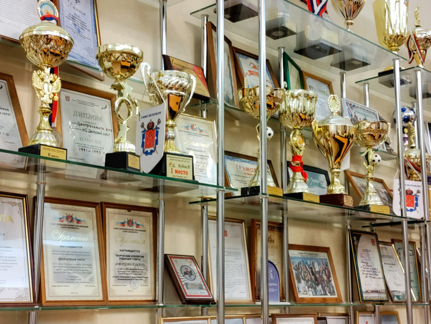 Кубки и дипломы на стеклянных стеллажах
