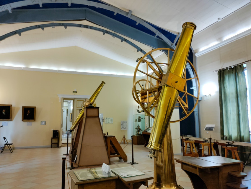 Зал с астрономическими телескопами XIX века в научном музее