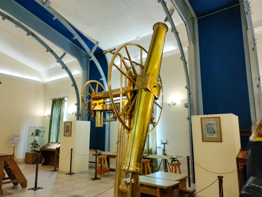 Астрономический телескоп с большими измерительными колесами в музее