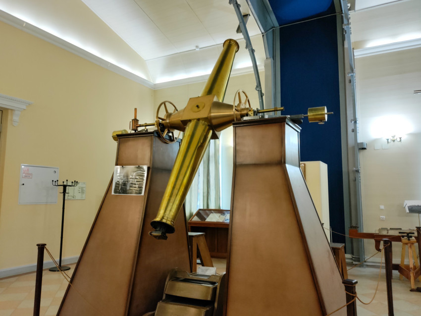 Исторический астрономический инструмент в музейном зале