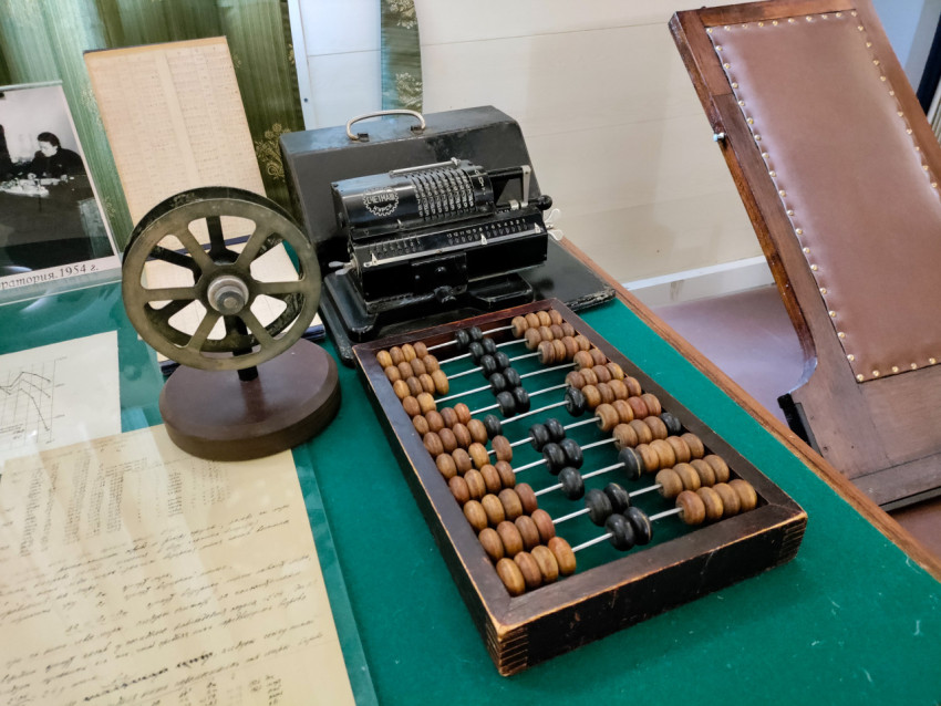 Настольные приборы для вычислений и измерений середины XX века