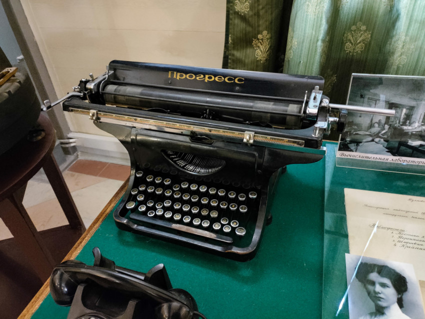 Антикварная печатная машинка «Прогресс» в музейной экспозиции