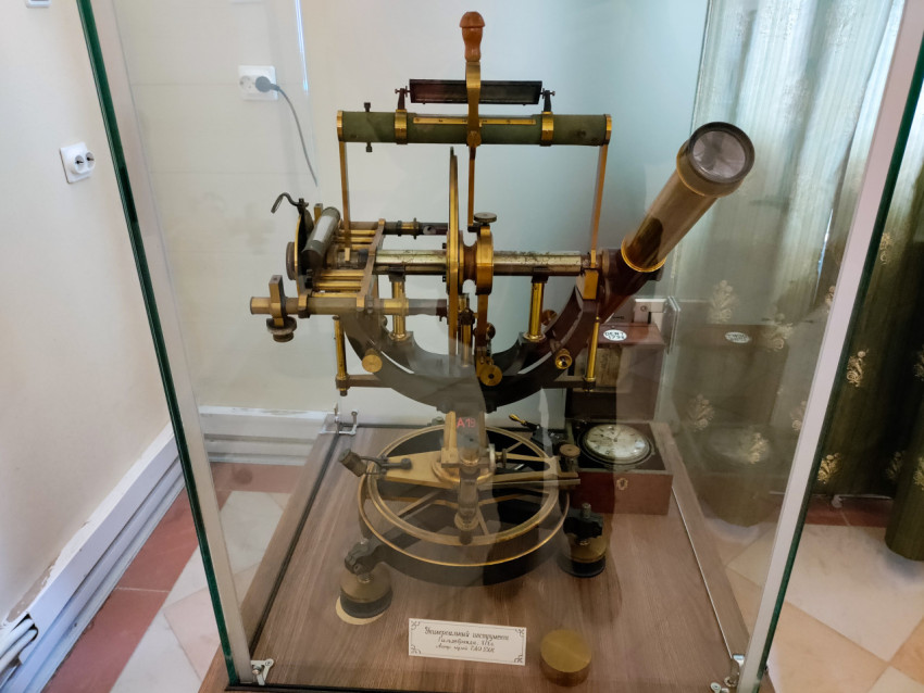 Универсальный астрономический инструмент XIX века в стеклянной витрине