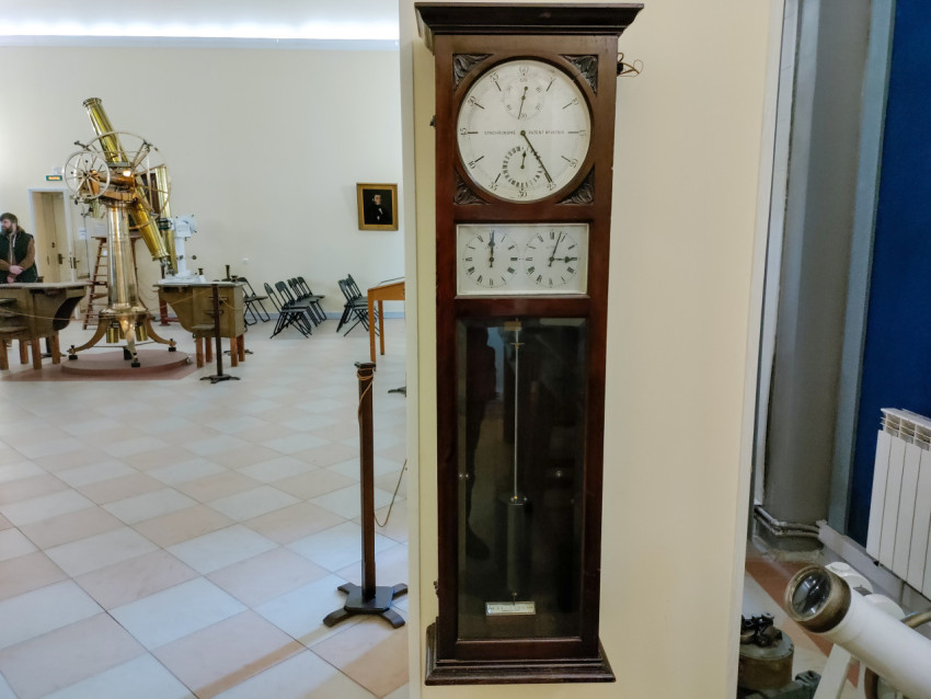 Настенные астрономические часы с маятником в музейном зале