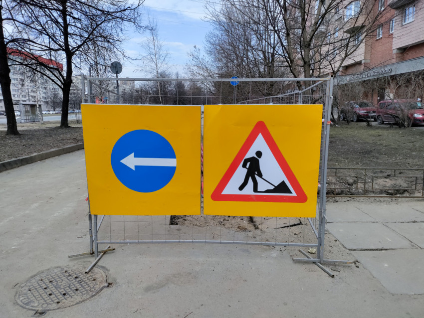 Временные дорожные знаки «Объезд» и «Дорожные работы» на улице города
