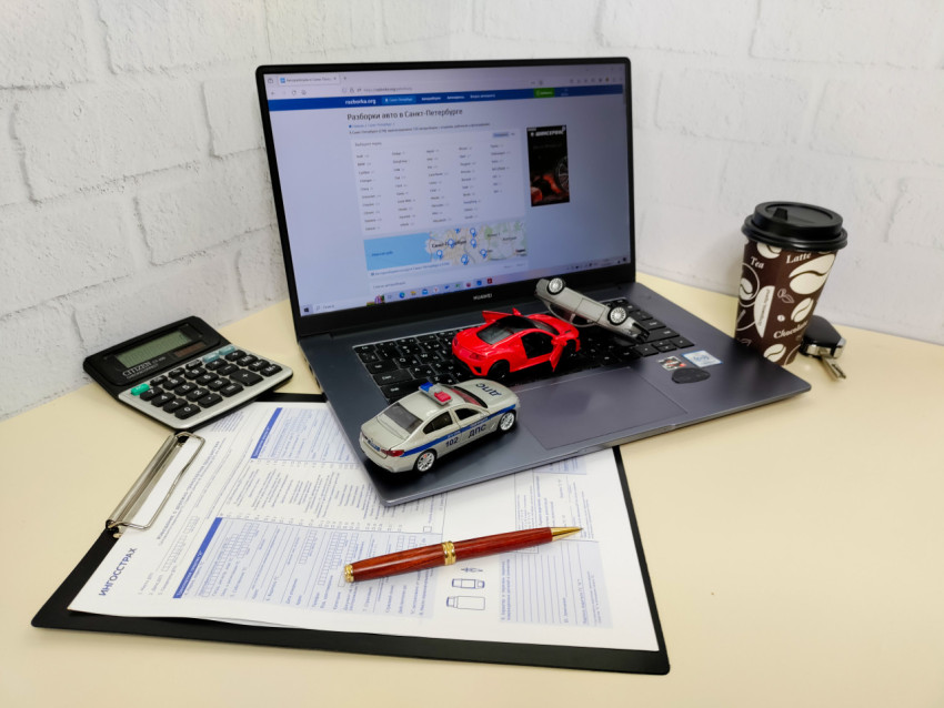 Рабочее место автоэксперта с ноутбуком и моделями машин